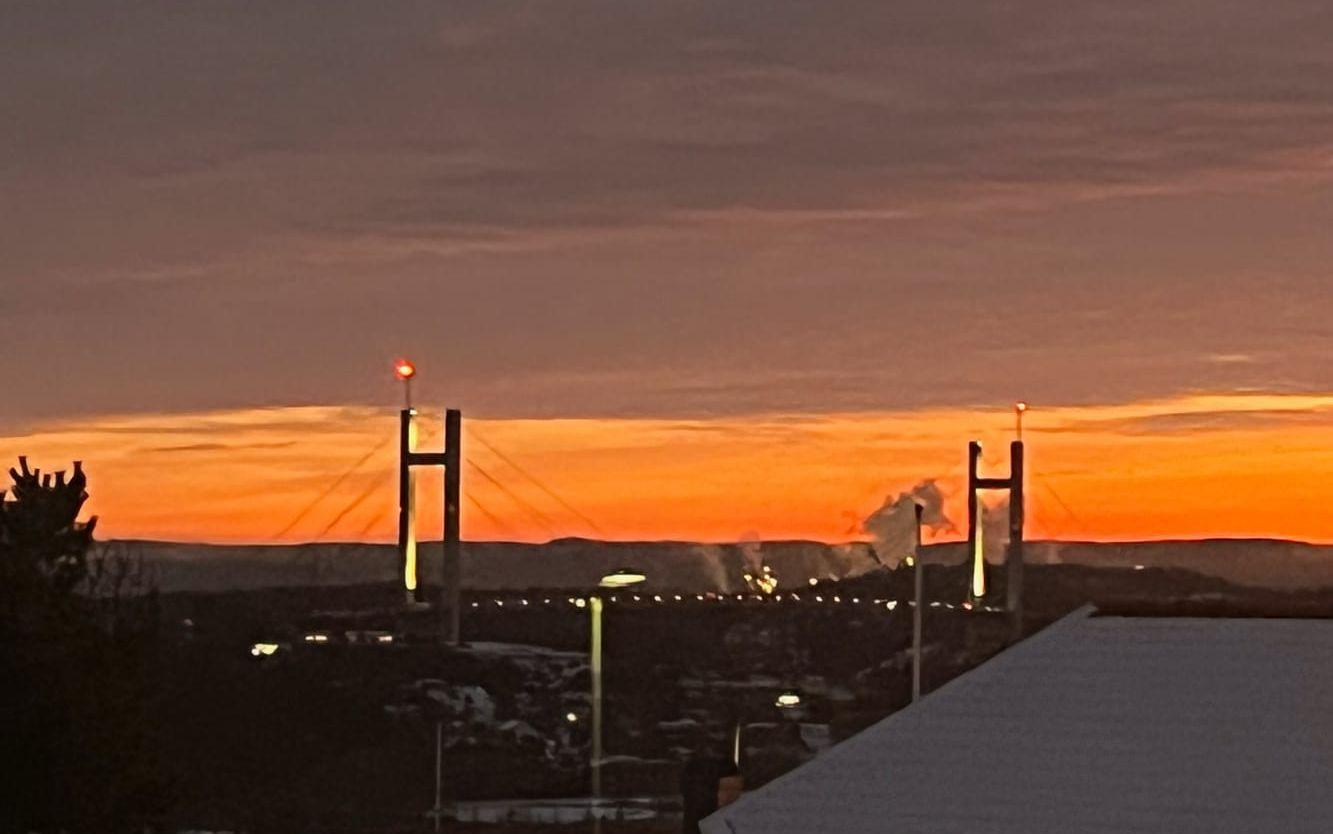 Vackert morgonljus över Tjörnbron. 