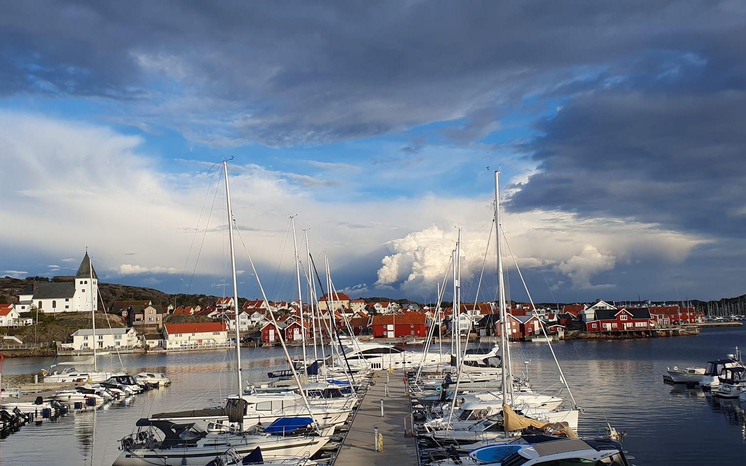 Himmel som konstverk på Malagakajen i Skärhamn.