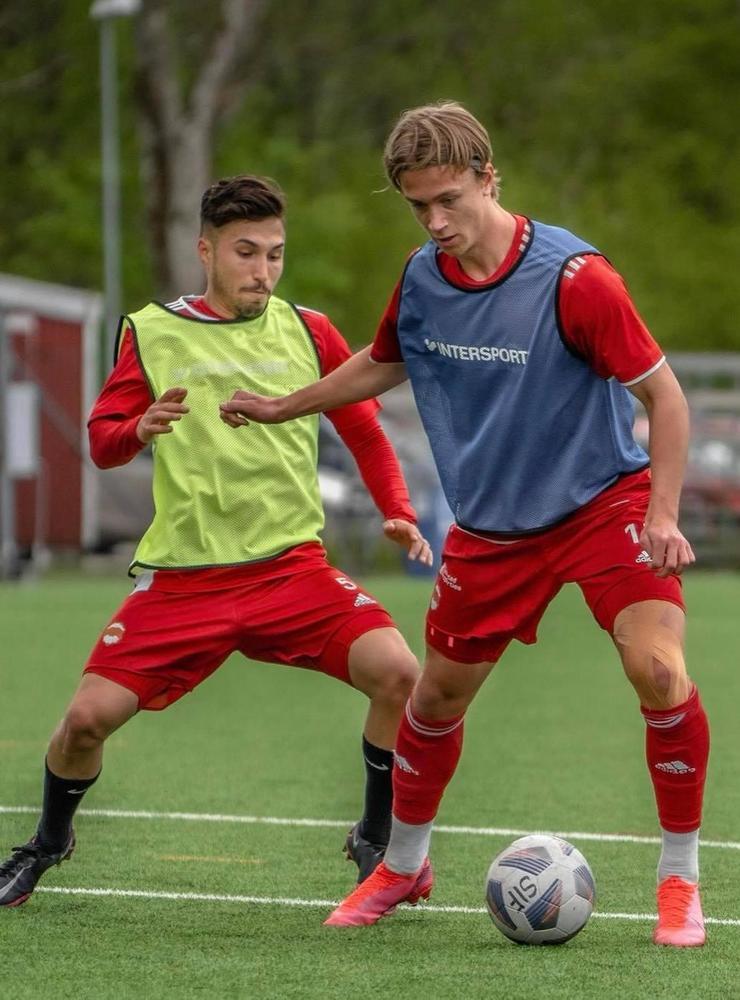 Lukas i kamp med Martin Cruz Aliaga under en träning med Sif.