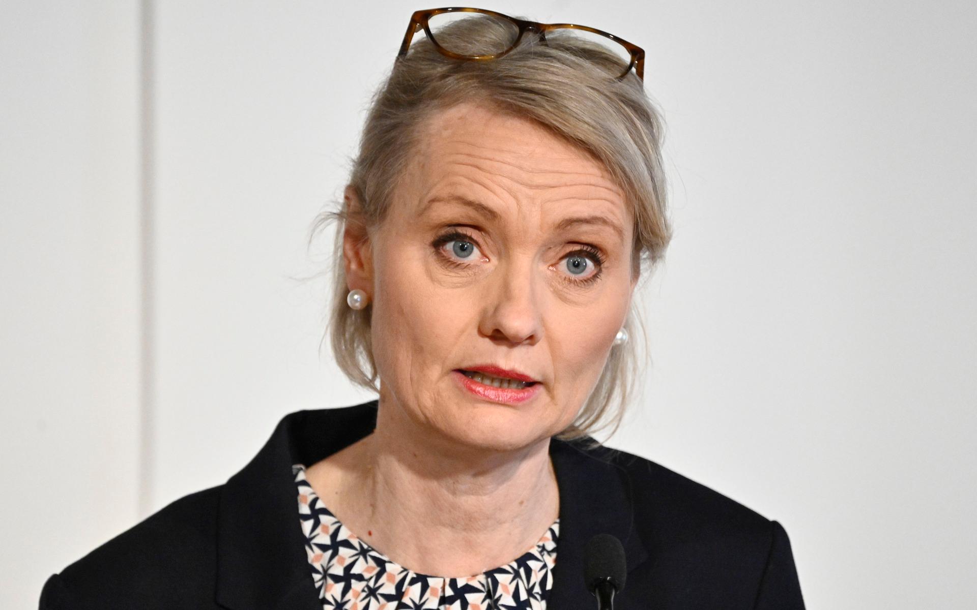 Utöver att rekommendera en fjärde dos till 65-plussare uppmanar Folkhälsomyndighetens generaldirektör Karin Tegmark Wisell alla att ta den tredje dosen: ”Den som är 18 år och äldre och som inte har tagit sin tredje dos än bör se till att få den så snart som möjligt.”