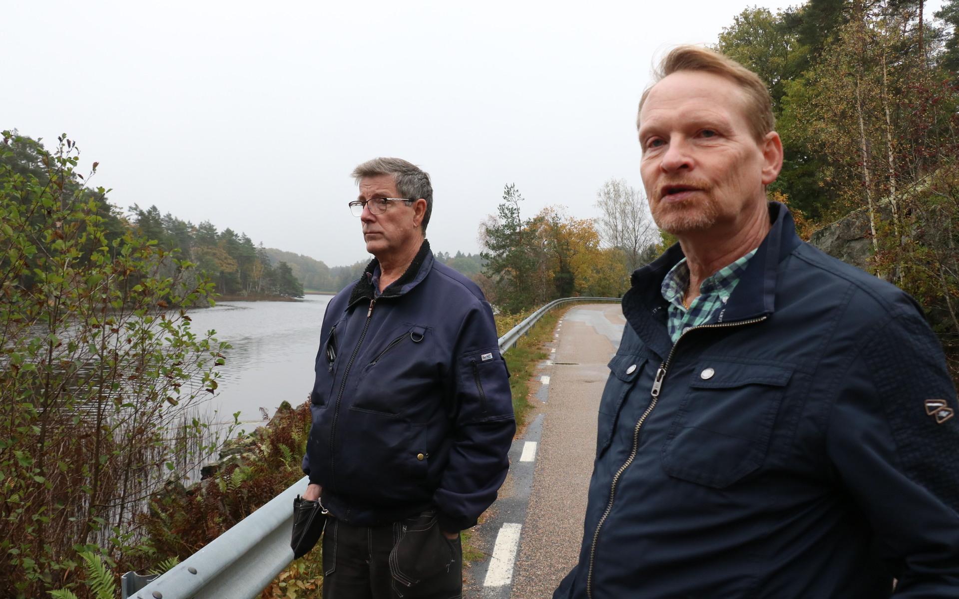 Drifttekniker Ingvar Olsson och Bengt Lindström, enhetschef för va-driften, vid Rödsvattnet som förser de flesta Orustbor med gott dricksvatten av god kvalitet. 