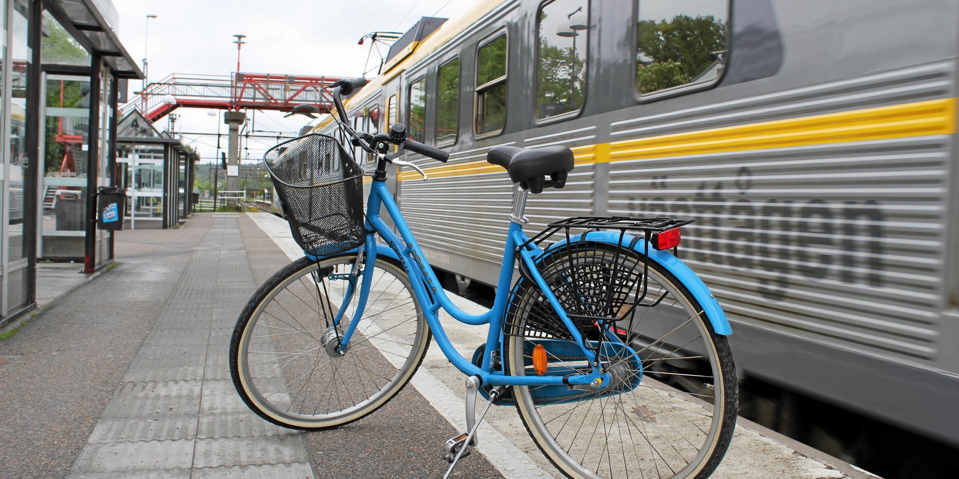 För de som inte tar med cykeln på tåget bör det finnas möjlighet att parkera cykeln i ett garage vid ett resecentrum. Det menar insändarskriben Arkivbild