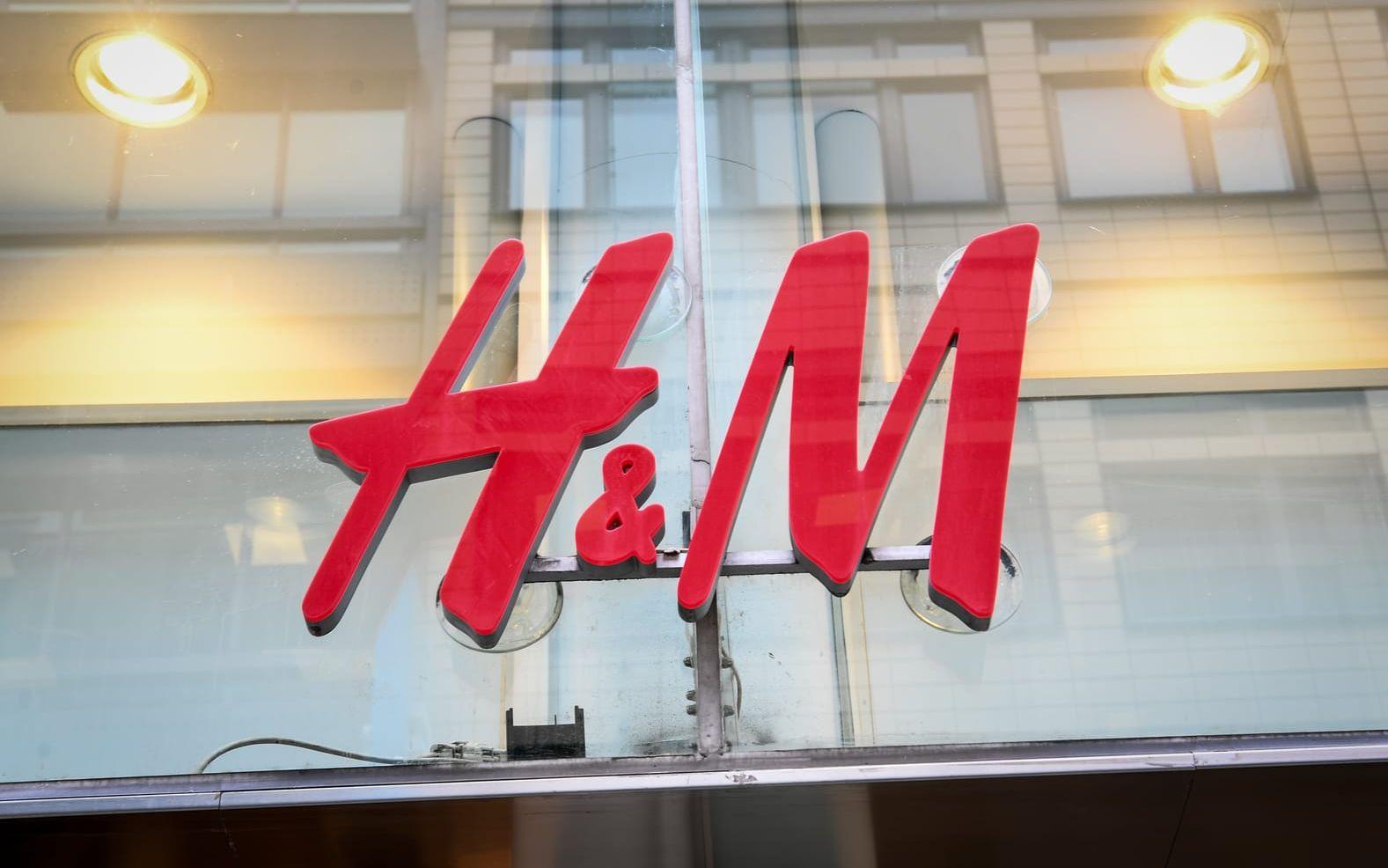 Klädjätten H&amp;M har varslat om uppsägning för 400 anställda i 69 butiker i Sverige. Bilden är en arkivbild.