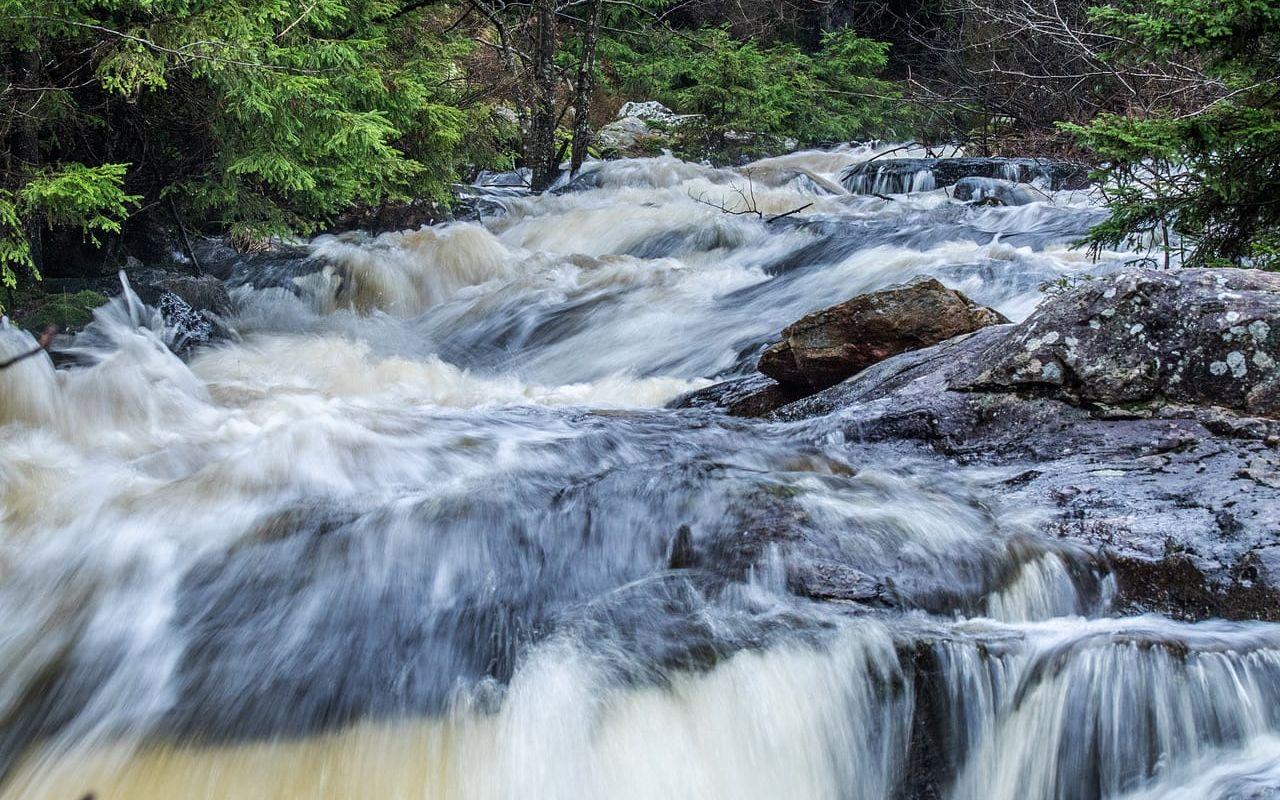 Mycket vatten i Anviksfallen Svartedalen. 