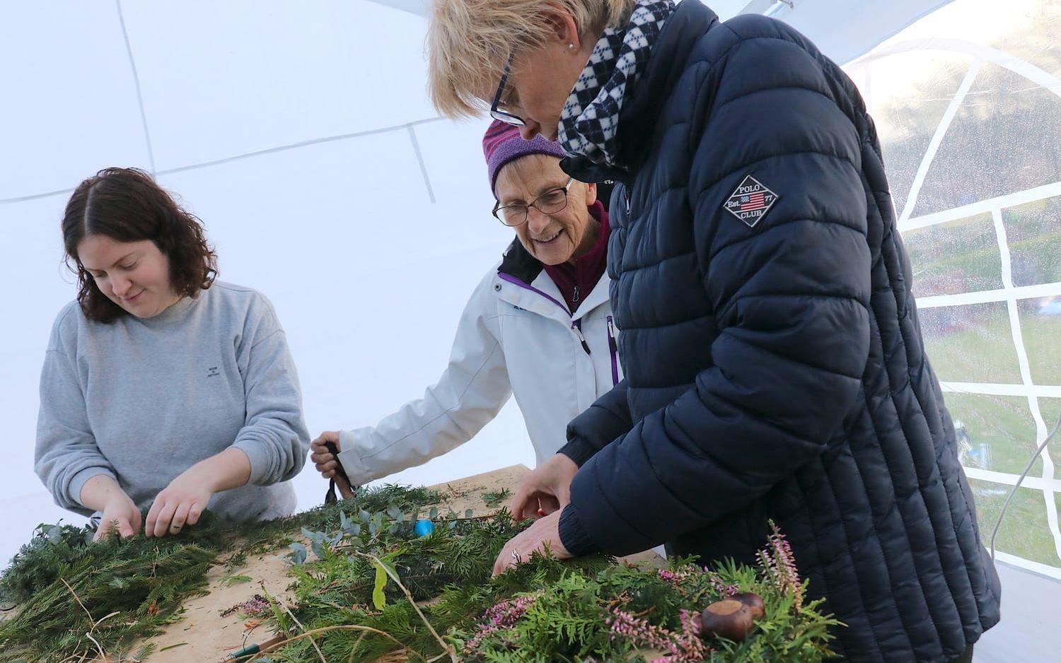 Kimona Holmström samt Irene och Karin Nilsson har varit på flera kransbindningstillfällen tidigare. De tyckte alla tre att kyrkans arrangemang var både trevligt och givande. 