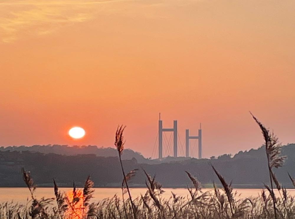 Dessa två bilder är tagna den 22 mars med tre minuters mellanrum. Bilderna föreställer solnedgång vid Tjörnbron, tagna utanför Hogia i Stenungsund.