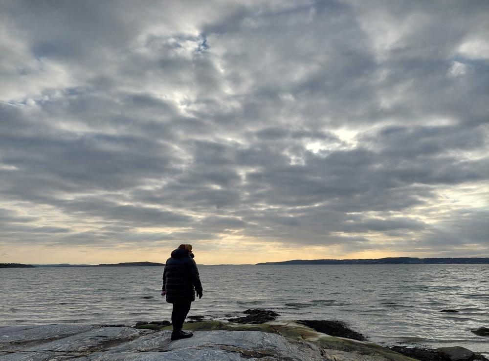 Mamma stannar upp och njuter i nuet på en uppfriskande promenad längs Kåkenäs brokiga strand och klippor.