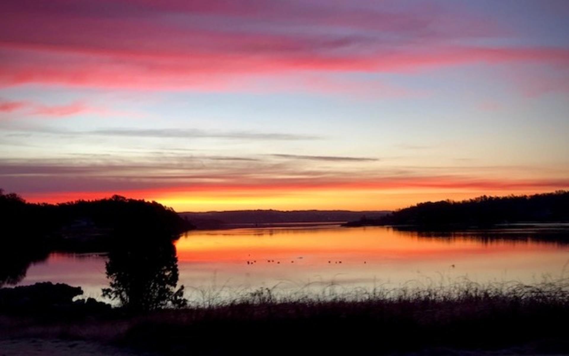 På väg till jobbet och just denna morgon tacksam att det var rött ljus vid Myggenäs korsväg så jag hann ta denna bild kl 6.34.