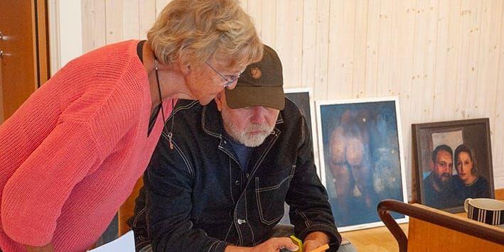 Peter Apelgren tillsammans med Britt-Marie Johansson från Orust Konstförening.