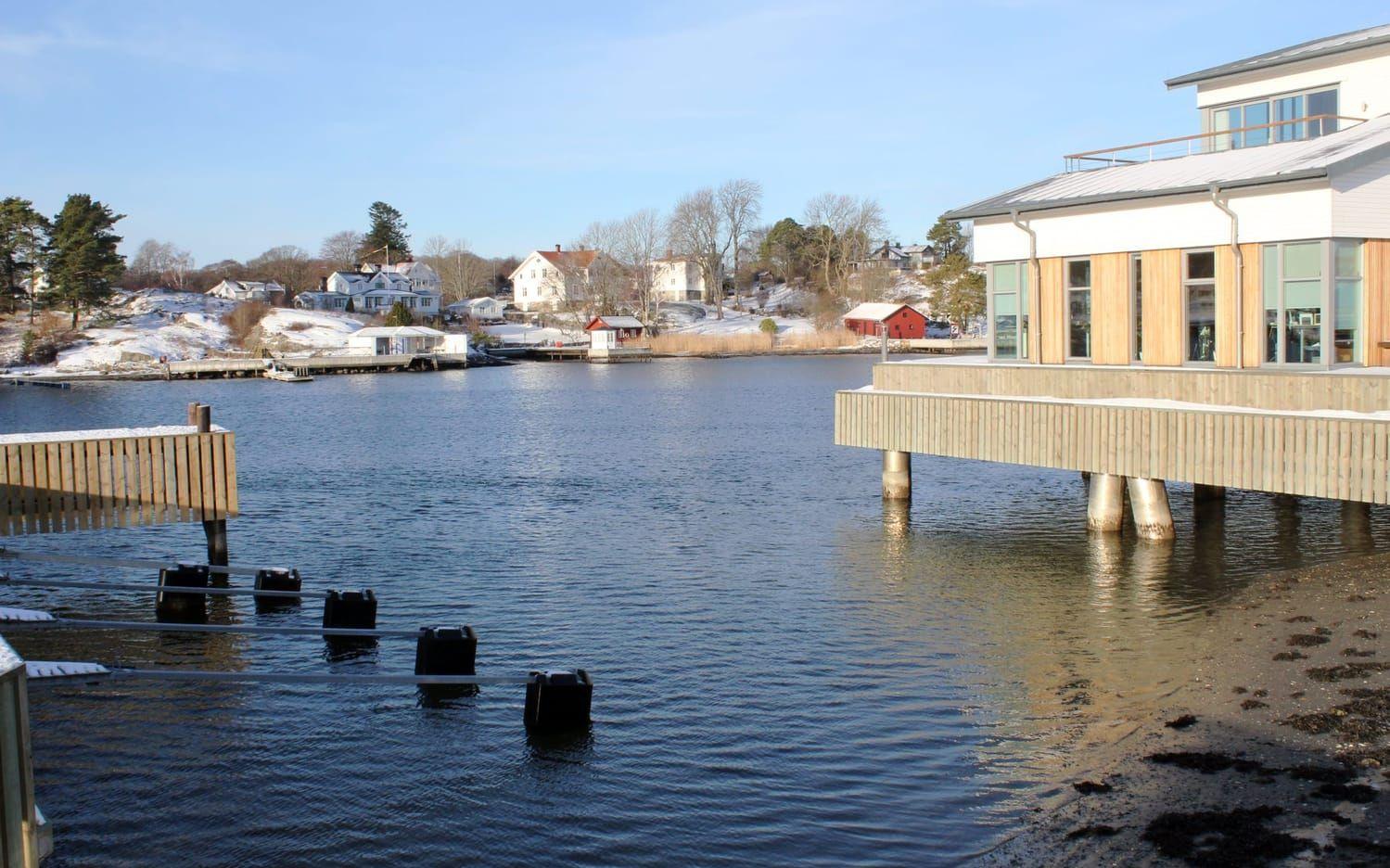 Det kommer snart bara finnas en gräddhylla i Stenungsund och vi andra ”vanliga dödliga” är hänvisade att kämpa för en plats på den bästa bänken med havsutsikt, skriver signaturen ”No money no power”.