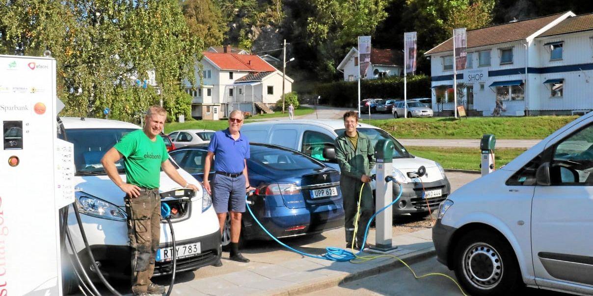 Nu är de på plats, de nya laddarstationerna i Henån. Orust Kretsloppsakademi Thomas Ivarsson, ordförande i akademin och Lars Carlsson i samma akademi laddar sina arbetsfordon medan Claes Hultman passar på att ladda sin Tesla. Foto Erika Olofsson