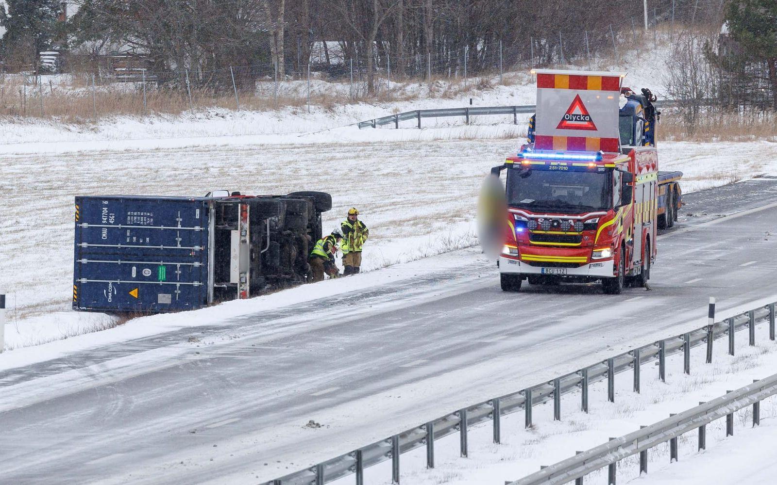 En lastbil körde på tisdagen av vägen på E6 i höjd med Jörlandamotet.