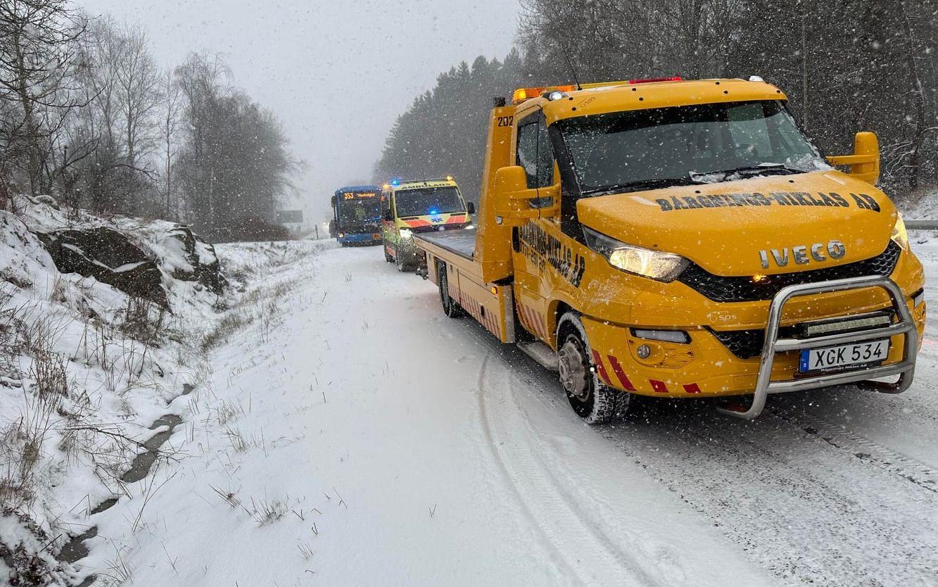 En buss och en bil krockade på tisdagen i höjd med Häggvall.