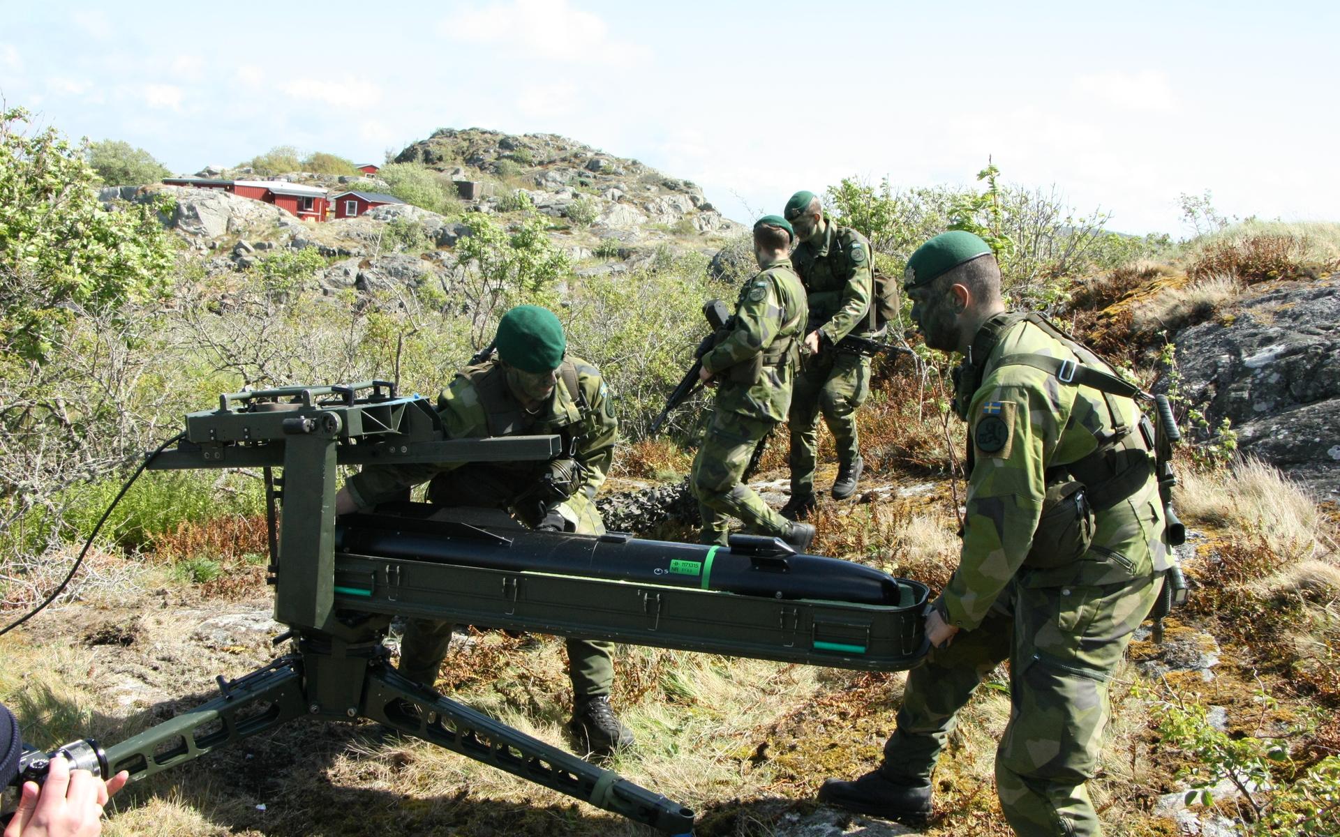 En sjömålsrobot packas upp. Den svenska varianten av amerikanska ”Hellfire” är anpassad för att tränga genom däck och bordläggning och explodera inuti fartyg.