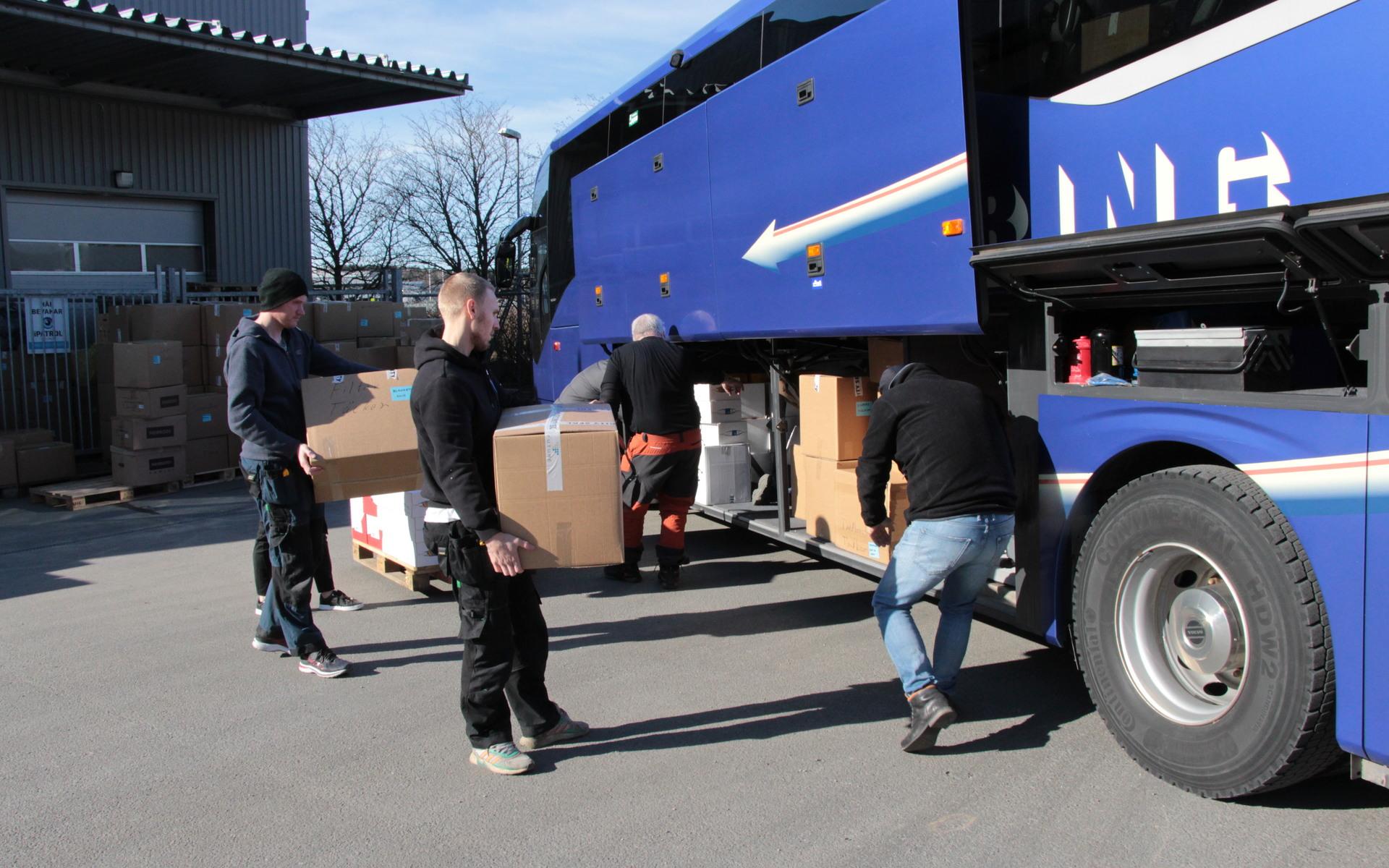 Under måndagen lastades bussarna med förnödenheter som ska köras ner till Polen. 