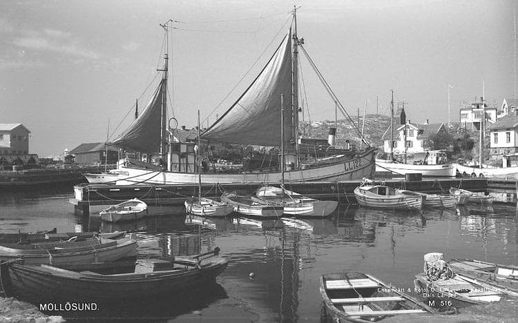 Fiskebåten LL 122 ”Rut” dominerar Mollösunds hamn på detta vykort från 1953.  Bilden är skänkt till Bohusläns museum av aktiebolaget Flygtrafik Bengtsfors. 