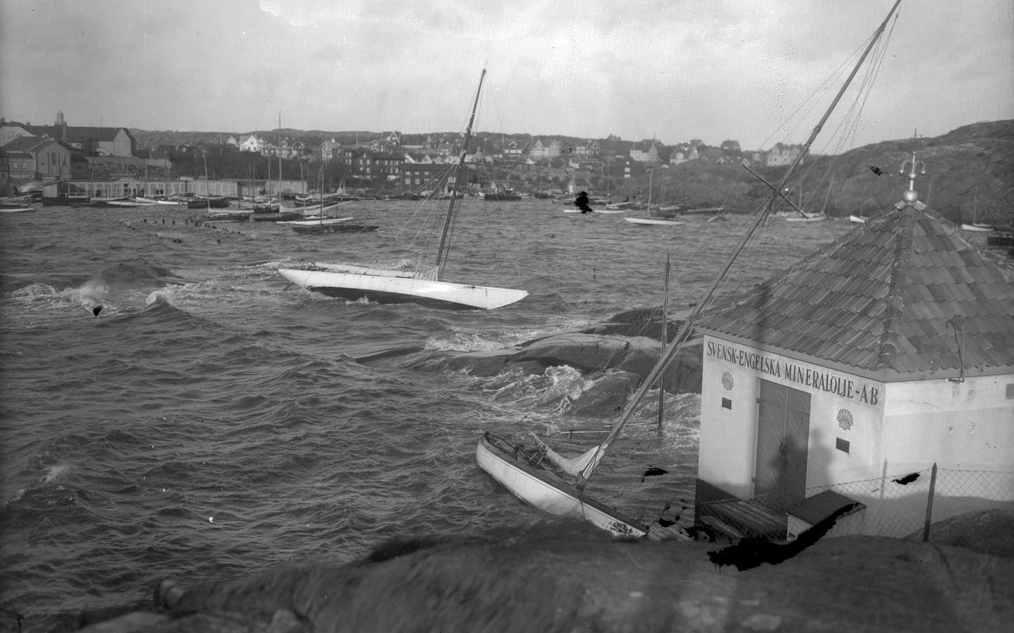 Stormen drar över hamnen i Långedrag den 10 oktober 1923. Detta göteborgska höstväder var en riksnyhet. Dagen därpå rapporterade Svenska Dagbladet: Stormen började redan i natt och vid ½ 5.tiden på morgonen hade den nått fullständig orkan. Då registrerades vid Klippan 34 sekundmeter, vilket torde vara den högsta vindhastighet, som förekommit där, sedan mätaren uppsatts.