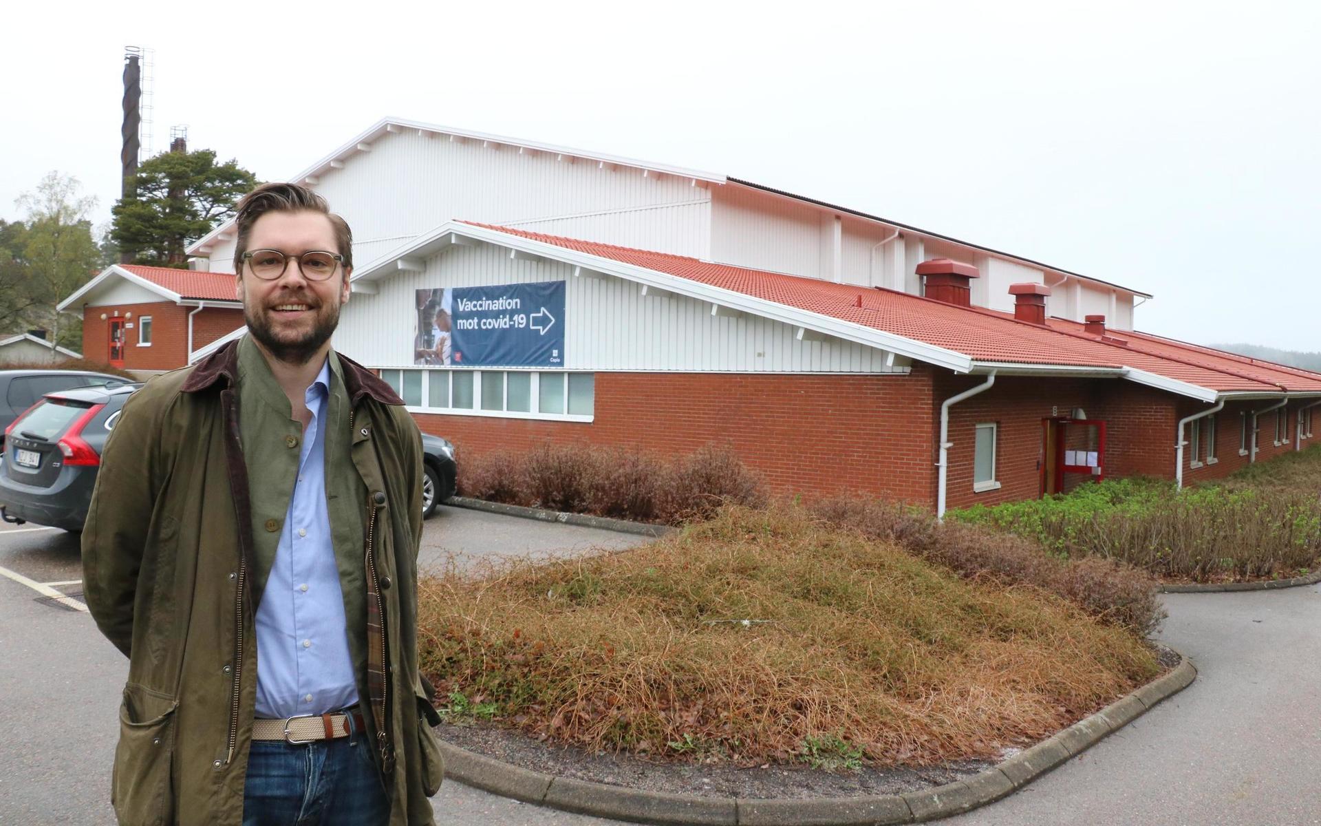 Henåns sporthall är tillsammans med församlingshemmet i Morlanda och lilla gymnastiksalen i Svanesund externa vaccinationslokaler på Orust. 