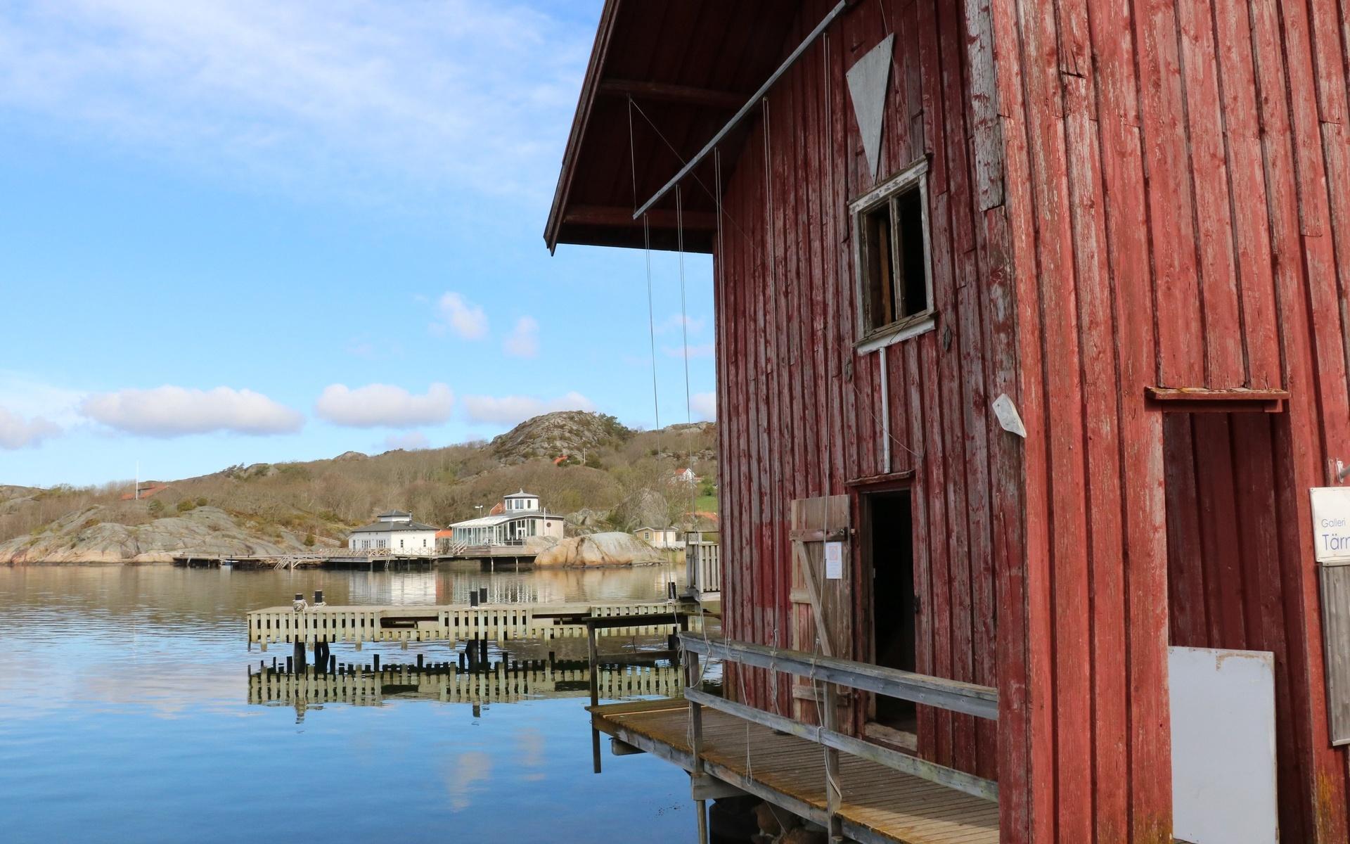 Föreningen Nösund äger flera byggnader i samhället, magasinet men även varmbadhuset som syns i bakgrunden. 