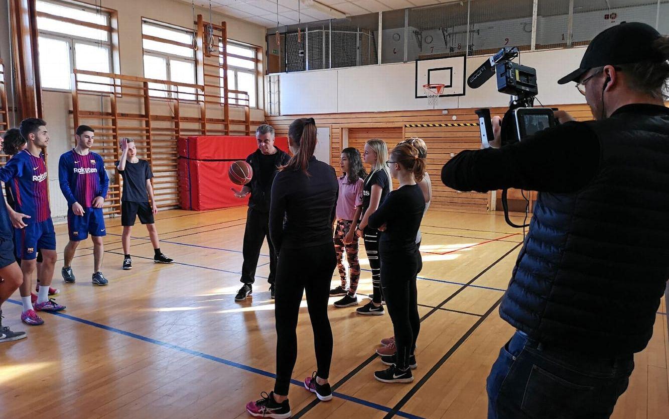 Gymnastikläraren i lördagens filmscener spelas av kommunens samordnare för drogförebyggande arbete Stefan Persson. Regissör är Simon Borka Gunnarsson. FOTO: Gunnar Fägerlind