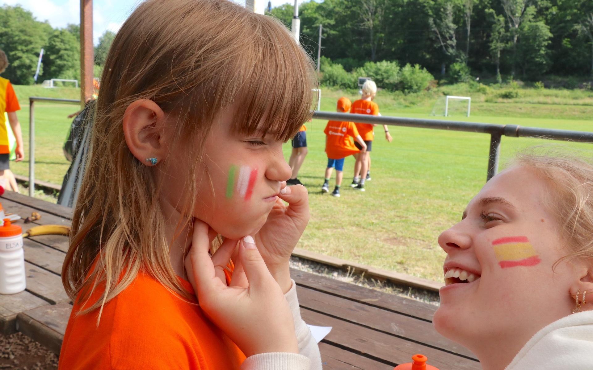 Maya Söderbom spelade för Italien och hon gissade stensäkert att Italien skulle ta hem segern. Olivia Jørgensen målade Italiens flagga på Meyas kinder. 