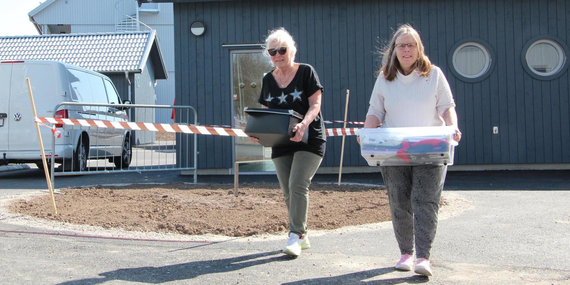 Syskonen Kicki Blennerhed och Ulrika Hellqvist lockades av närheten till havet och ställde sig i kö för att få ett boende i Stora Höga. De hade båda lyckan att få var sin lägenhet. I helgen gick flyttlassen från Johanneberg respektive Surte.