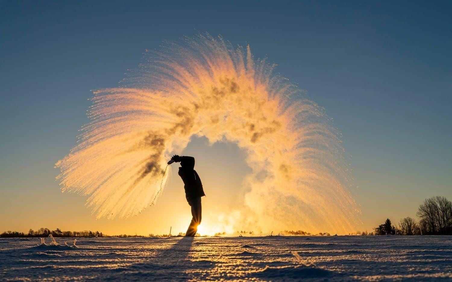 När det på lokala ställen på Orust var minus 18 grader begav jag mig ut för att testa istricket, att slänga ut kokhett vatten som då stelnar till is genom Mpembaeffekten.