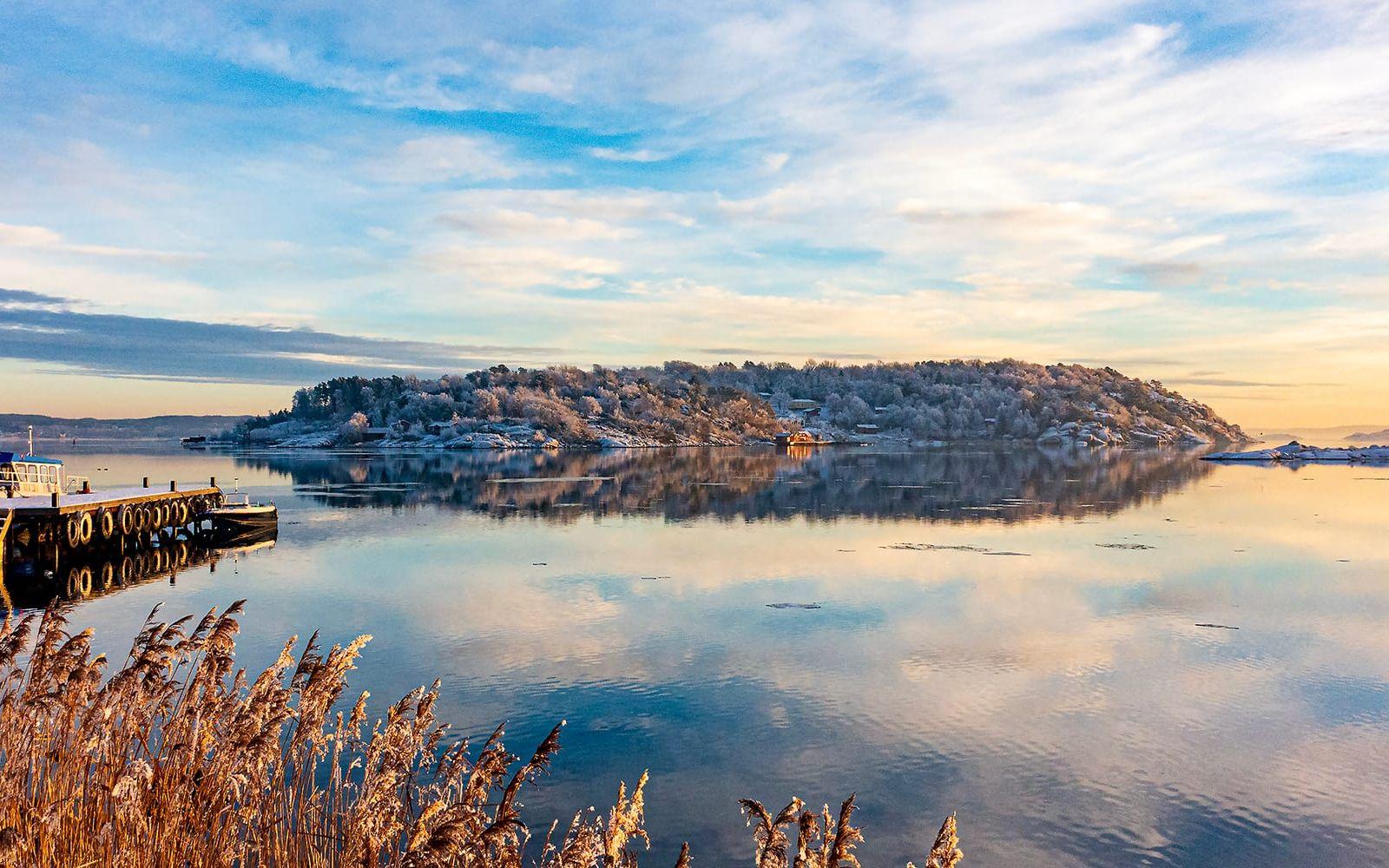 Utsikt mot Hakefjorden och Lilla Brattön.