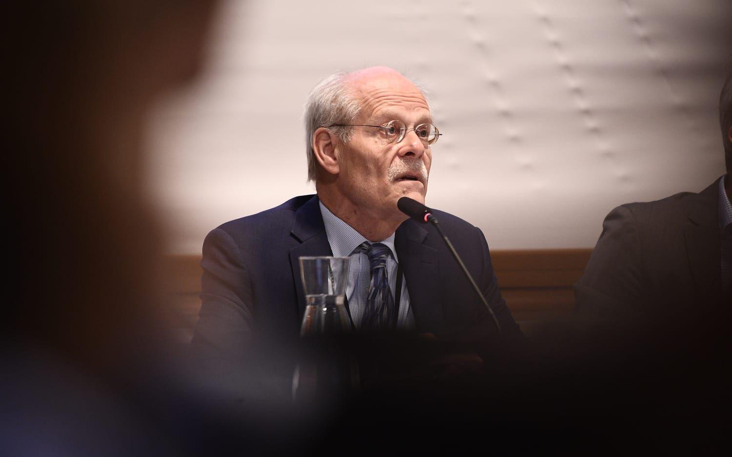 Riksbanken med Stefan Ingves i spetsen väntas ändå behöva fortsätta höja räntan tydligt, då matpriserna fortsätter att öka.