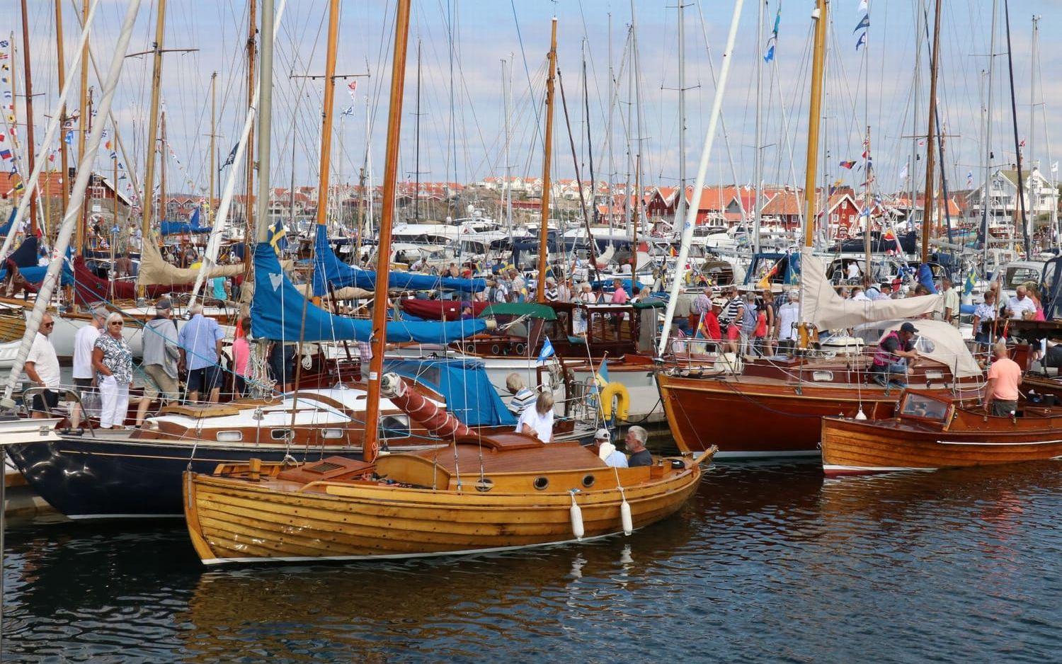 Träbåtar på rad i hamnen i Skärhamn från i fjol. Arkivfoto: Erika Olofsson