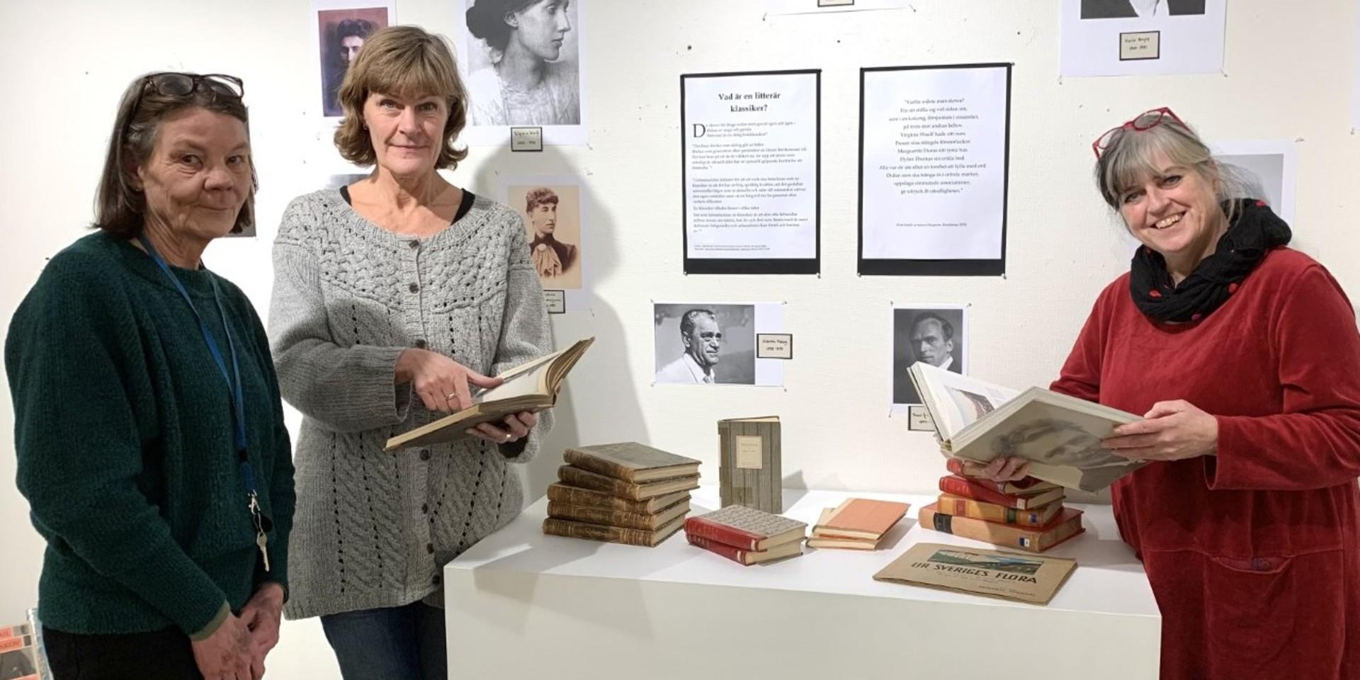 Bibliotekarierna Áslaug Myrberg och Yvonne Kamne med bibliotekschef Maria Bäckersten.