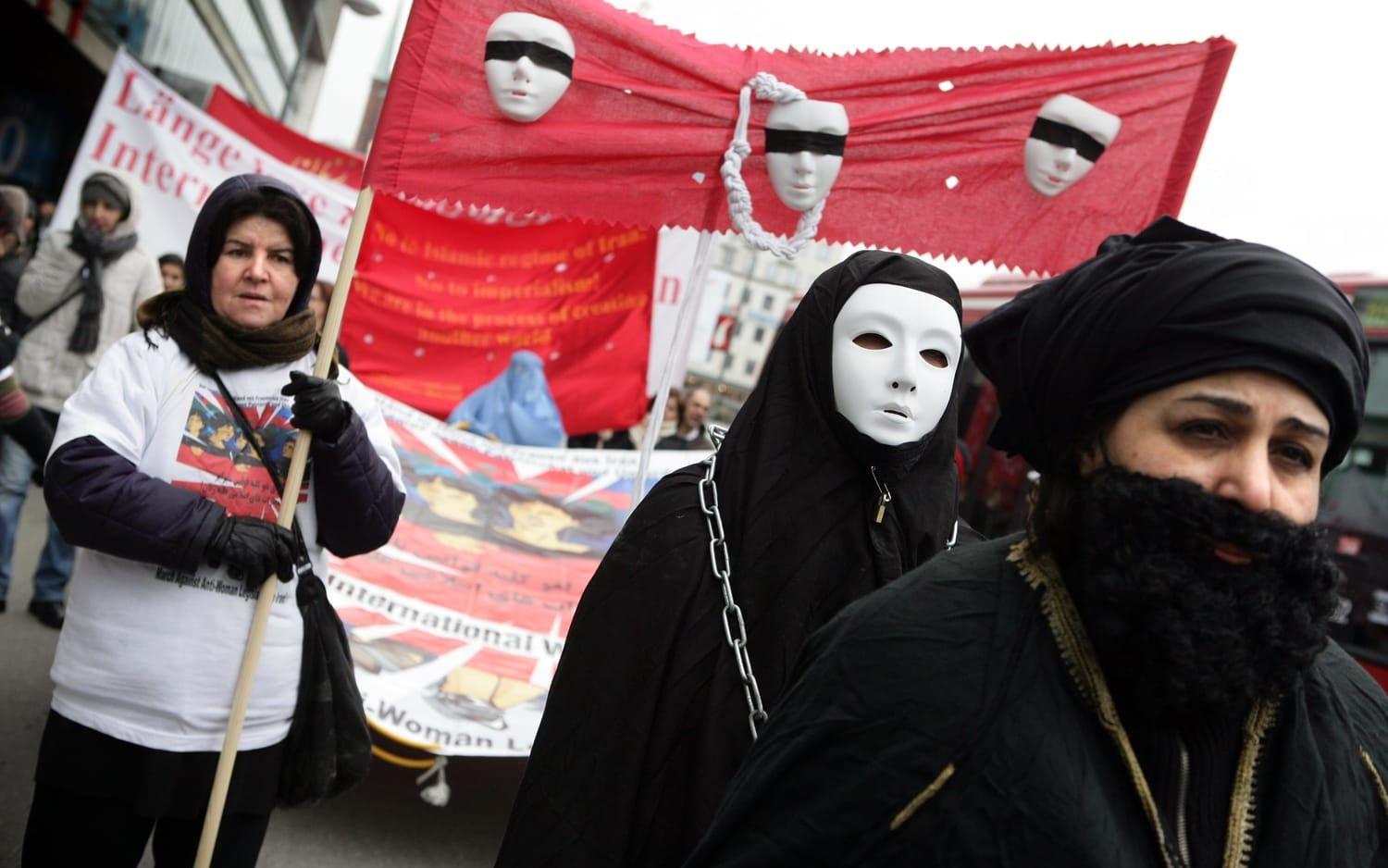 2009 demonstrerade iranska kvinnor i Stockholm på internationella kvinnodagen mot den Iranska regimen och dess förtryck av kvinnor. Dessa och andra protester har nu lett till den revolution för mänskliga rättigheter som pågår i Iran, under parollen ”Liv, kvinna, frihet”.