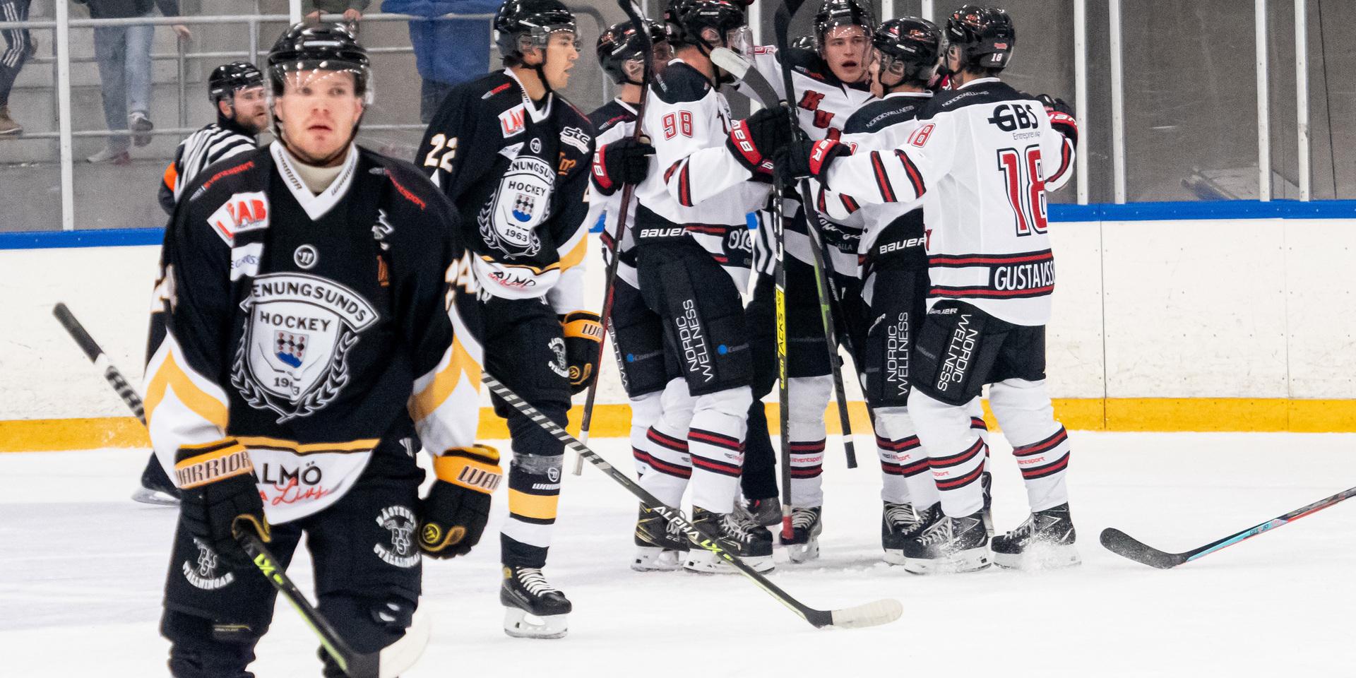 Stingers deppar efter ännu ett baklängesmål i derbyt i Hockeytvåan södra A hemma mot Kungälvs IK som till slut vann matchen med 6–2.