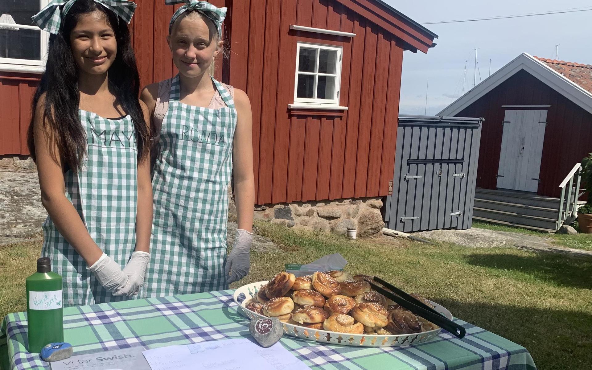 Maya Lundin-Aguilar och Ronja Kylén säljer hembakade bullar på Käringön.