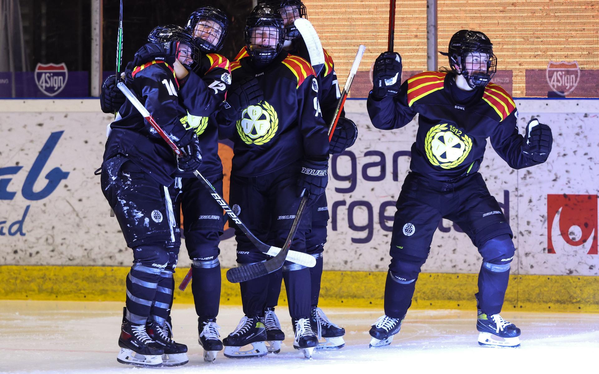 Brynäs forward Denisa Krizova jublar med lagkamrater efter att ha reducerat till 2–3.