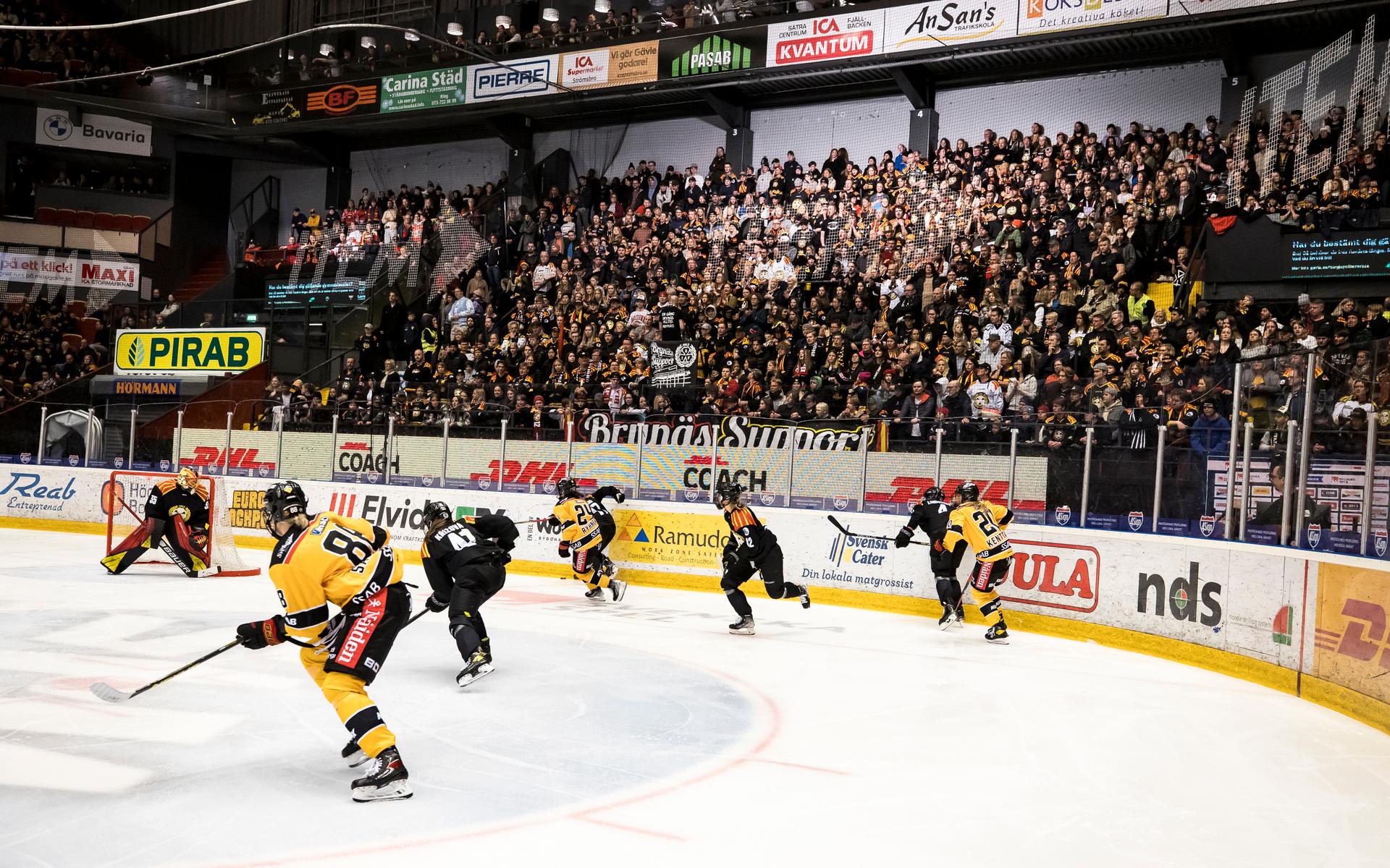 Brynäs förbättrade sitt egna publikrekord för svensk damhockey. Det nya rekordet lyder på 7 765 personer.