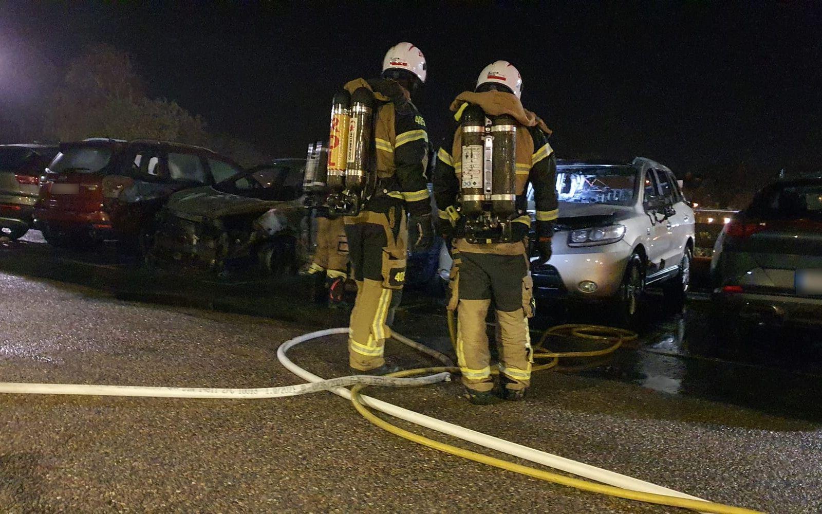 Sex bilar stod i lågor på en parkering på Kolningsberget i Stenungsund under lördagsmorgonen.