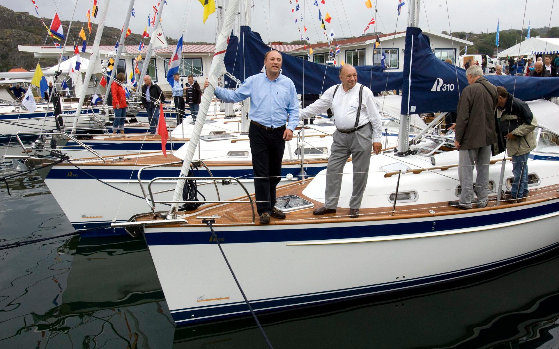 Två generationer båtbyggare, Magnus Rassy och Christoph Rassy på bryggan utanför varvet i Ellös. 