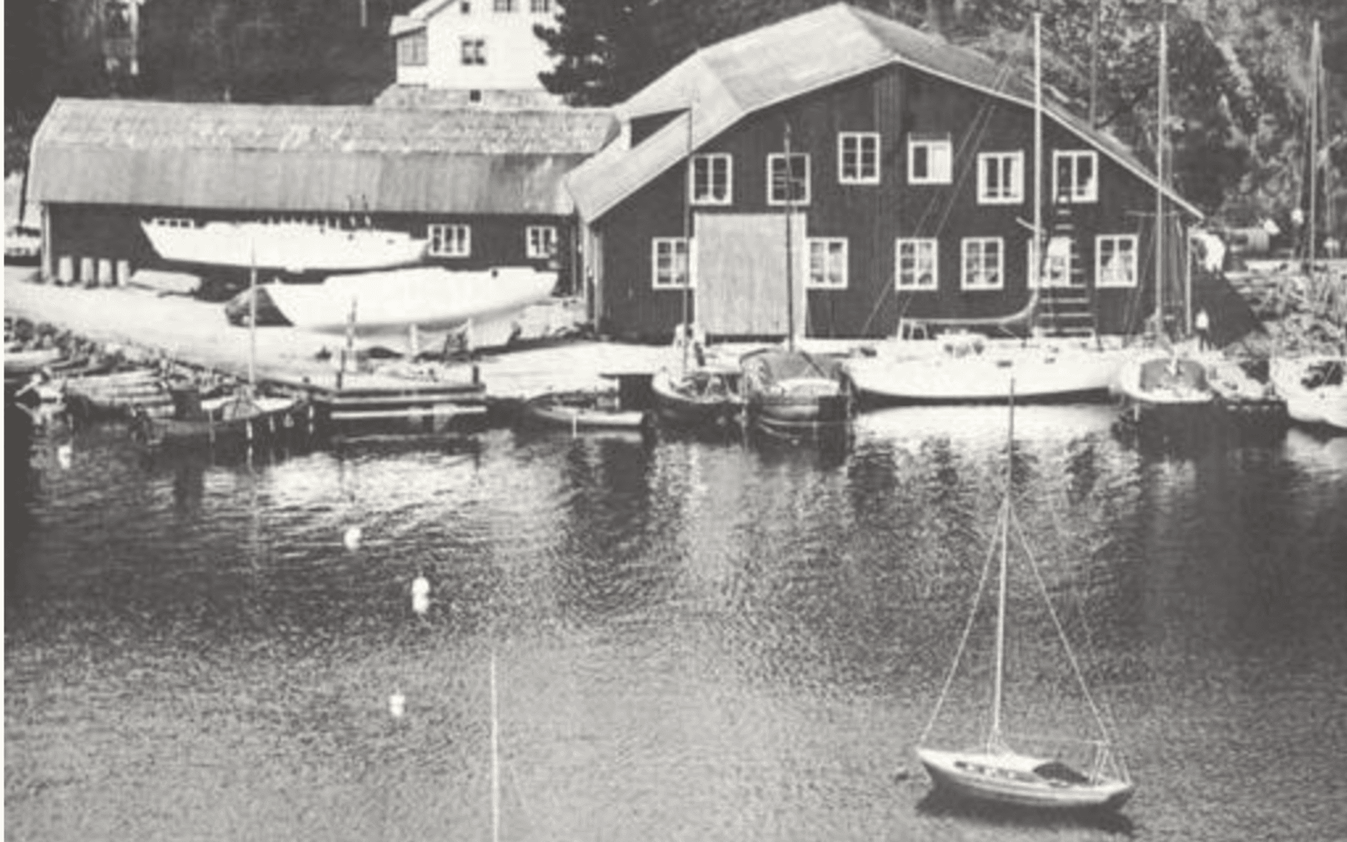 Hallberg-Rassy började i Kungsviken där Christoph Rassy drev sitt varv innan flytten gick till Ellös. 