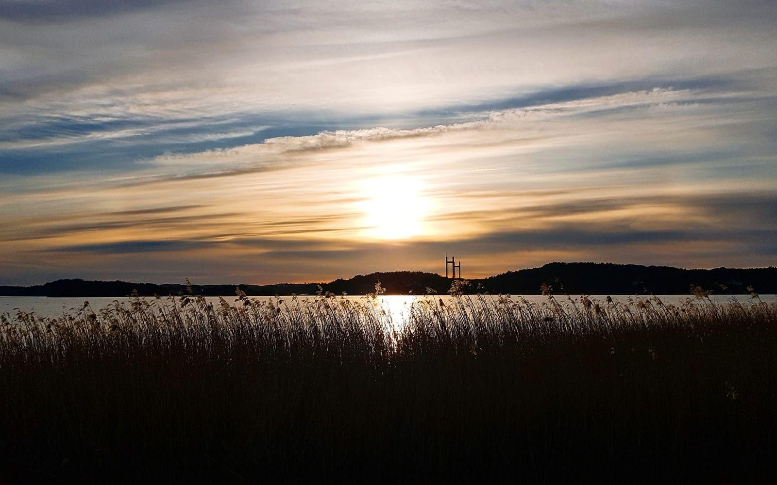 Solen på nedgång en kväll med Tjörnbron i fjärran.