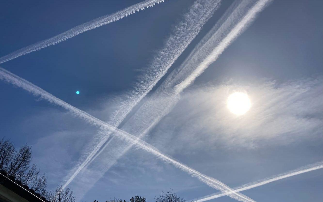 Kors och tvärs över centrala Stenungsund 18 april.