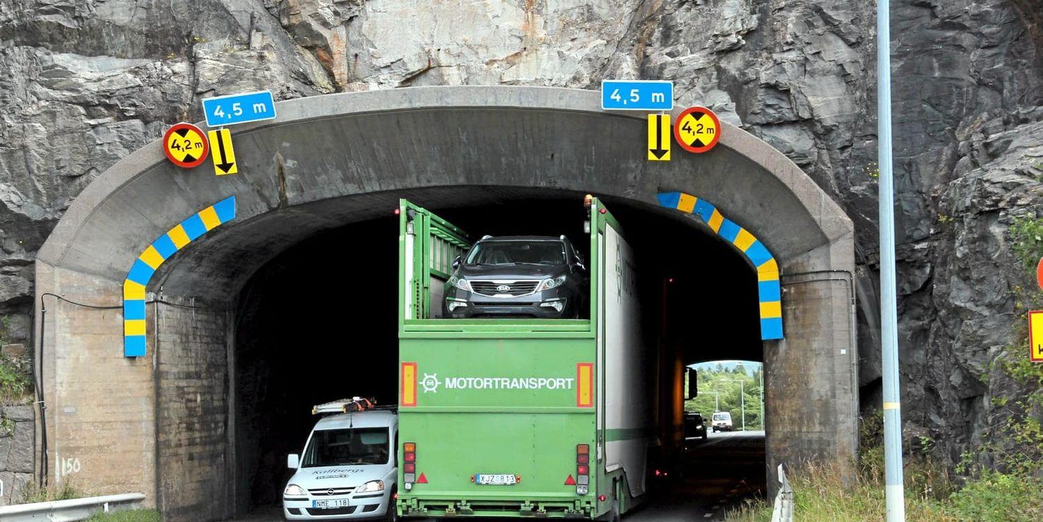 Vid förlusten av den gamla Tjörnbron tog tyvärr inte kommun/trafikverk tillfället i akt att öka vägbredden i bergtunneln på Stenungsön samt på Källösundsbron. Det skriver insändarskribenten. Arkivbild