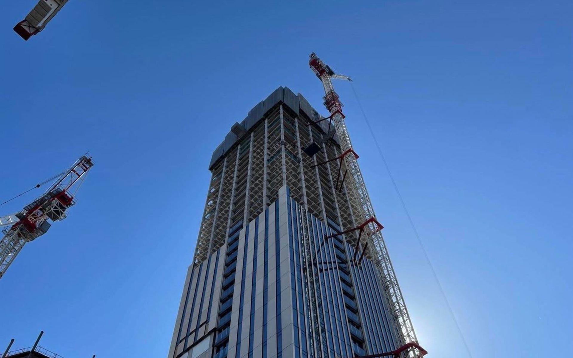 Tornet är just nu på cirka 145 meters höjd men ska bli 245 meter.