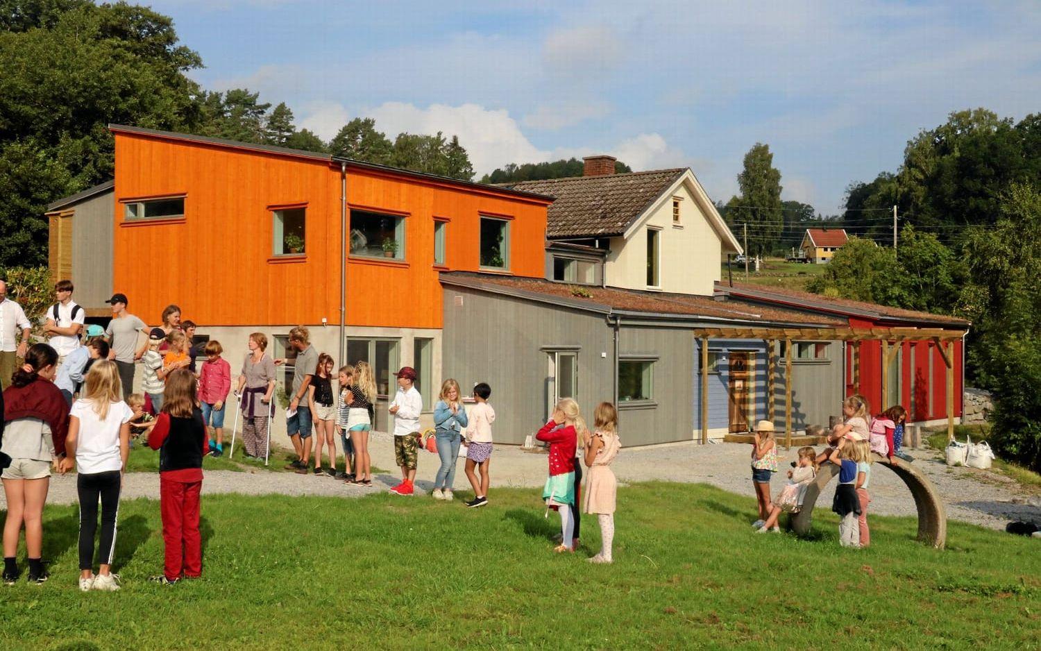 Det gamla huset har byggts på med nya byggnader både intill och nedanför, taken från det gamla huset har sparats för att skapa en fin mix mellan det nya och det gamla. Foto Erika Olofsson