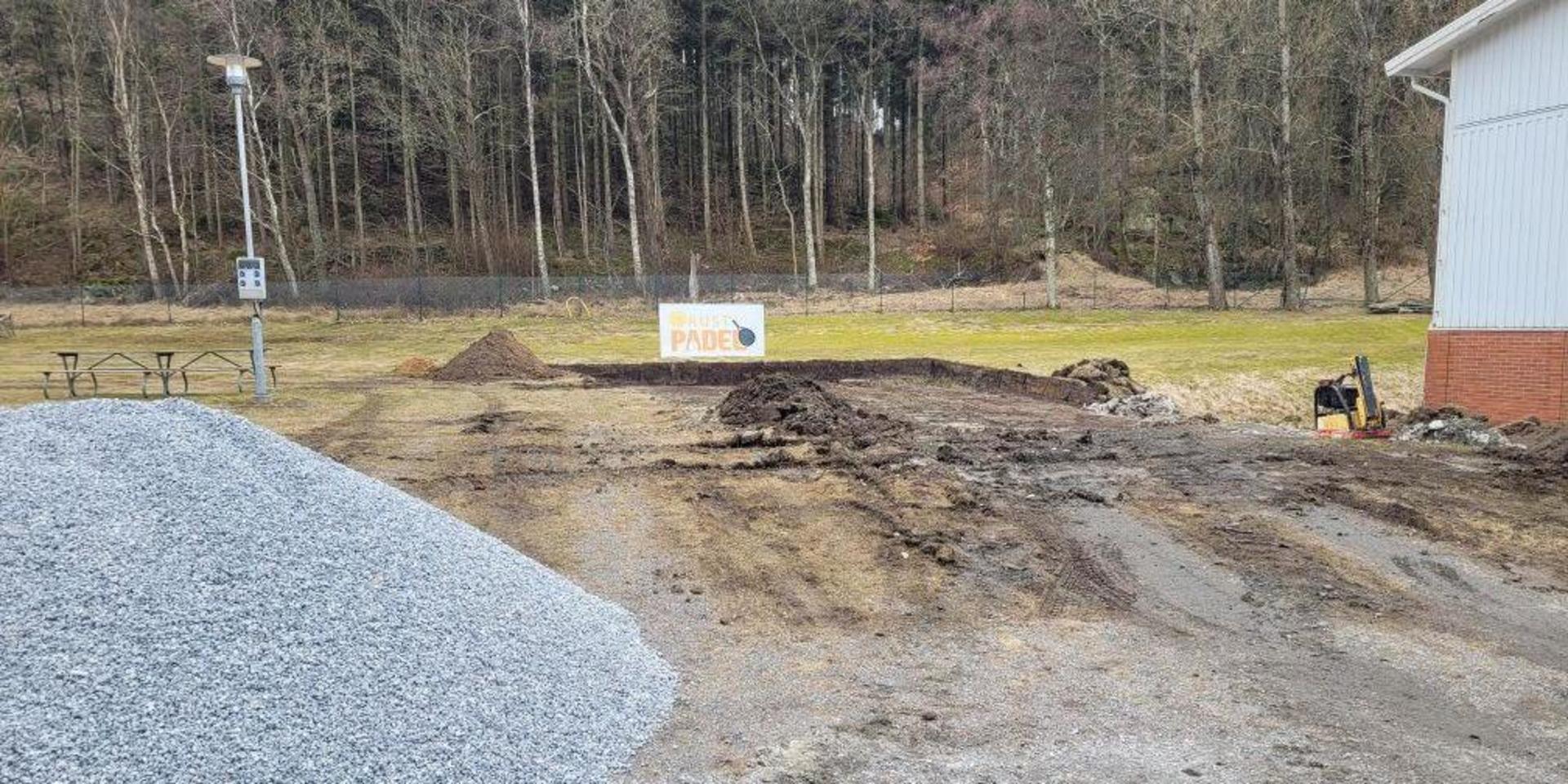 Här, utanför padelhallen i Tvet, ska utomhuspadelbanan stå.