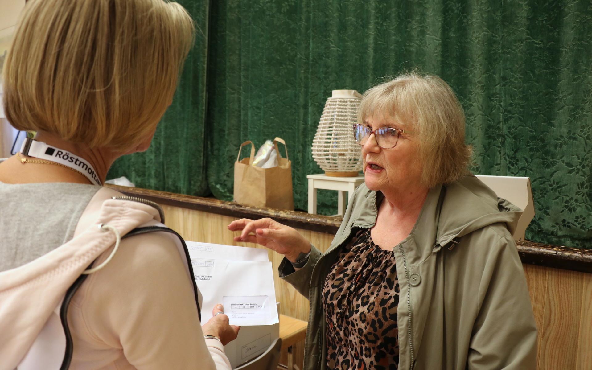 Ann-Marie Petersson (S) är ordförande i valnämnden på Orust. Hon åker runt till alla valkretsar under valdagen. 