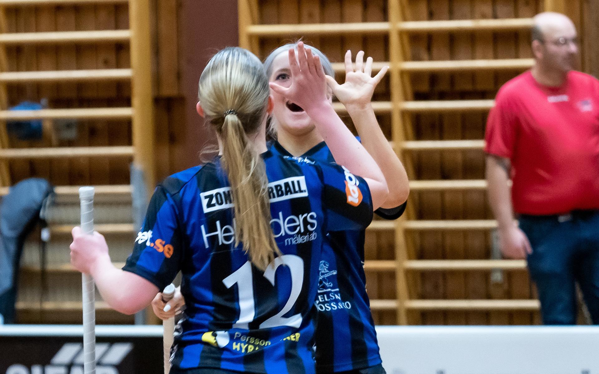 Ella Andersson och Nathalie Nilsson jublar.